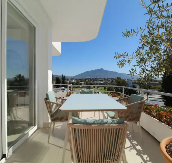 Sale of middle floor apartment in Guadalmina Alta