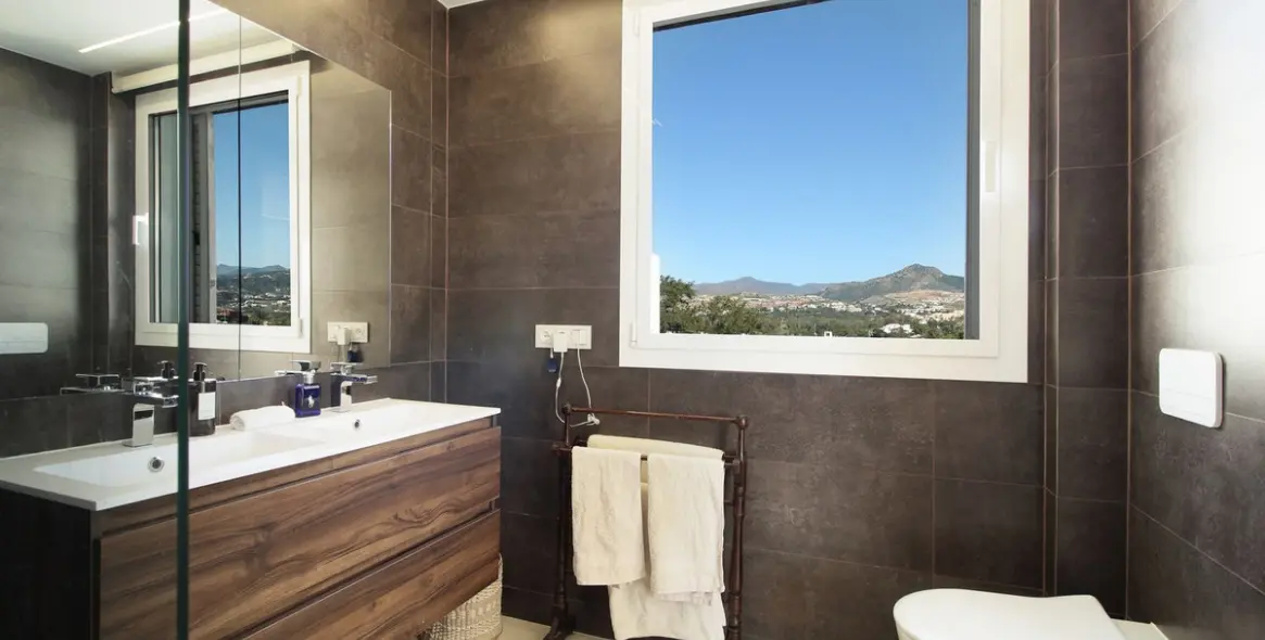 Sale of middle floor apartment in Guadalmina Alta 16