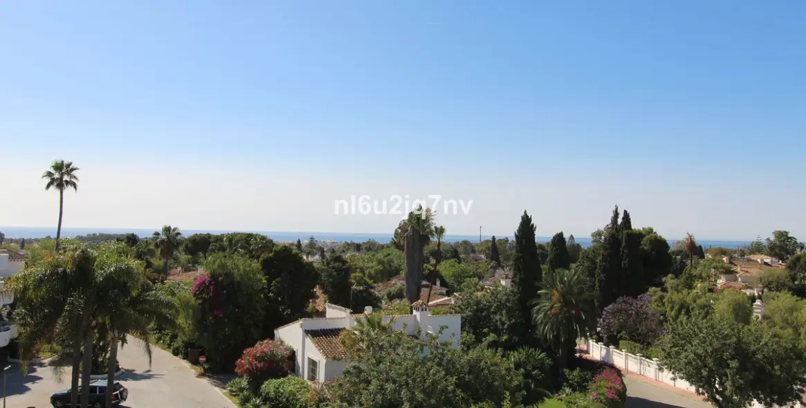 Venta de apartamento en planta media en Guadalmina Alta 21