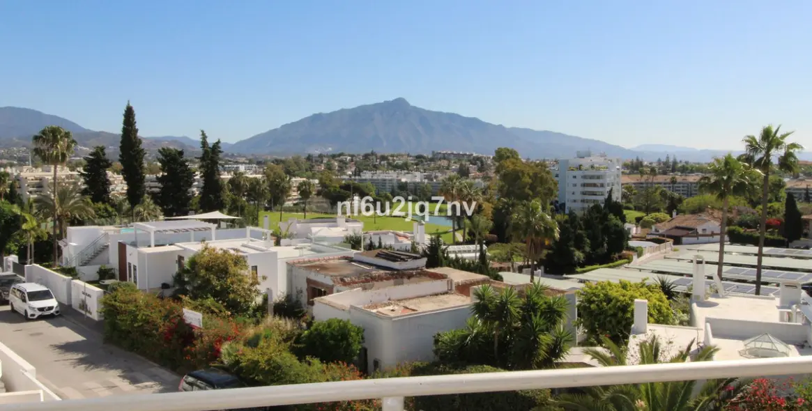 Venta de apartamento en planta media en Guadalmina Alta 23
