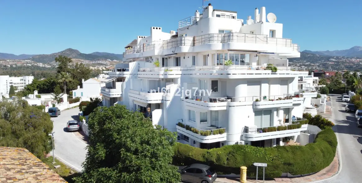 Venta de apartamento en planta media en Guadalmina Alta 24