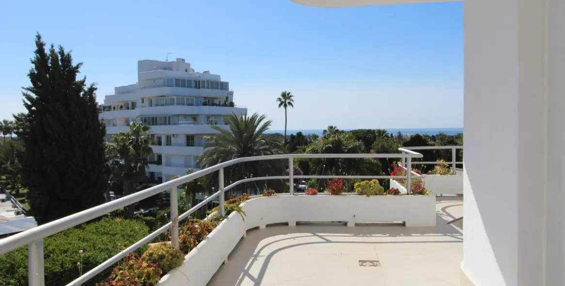 Sale of middle floor apartment in Guadalmina Alta 22