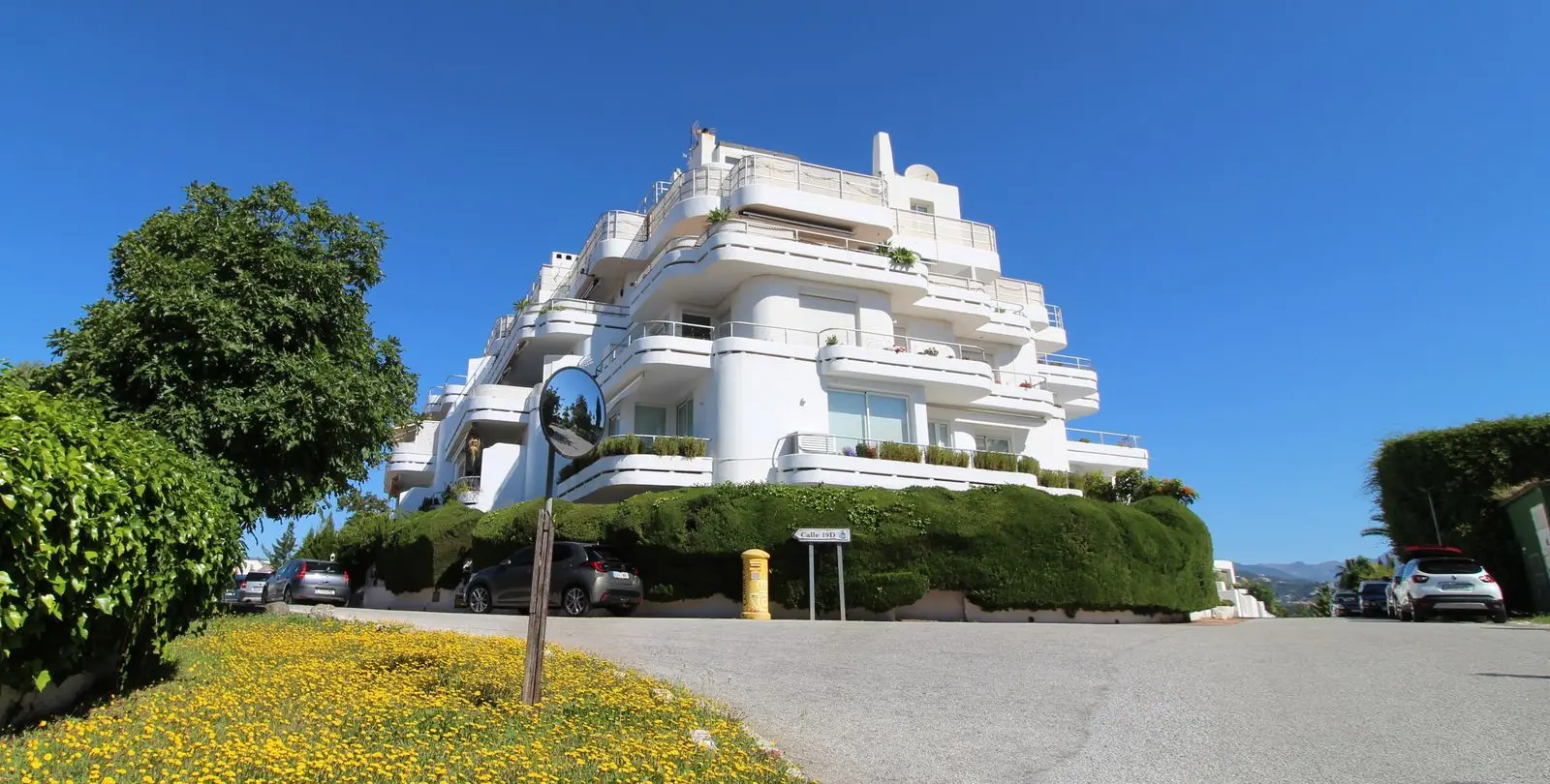 Продажа апартаментов на среднем этаже в Guadalmina Alta 1