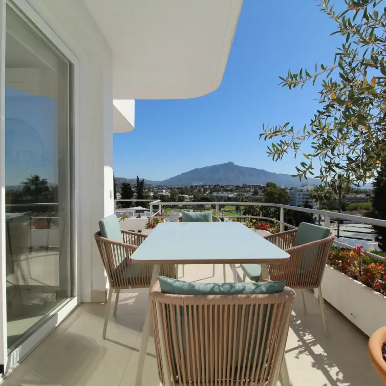 Sale of middle floor apartment in Guadalmina Alta
