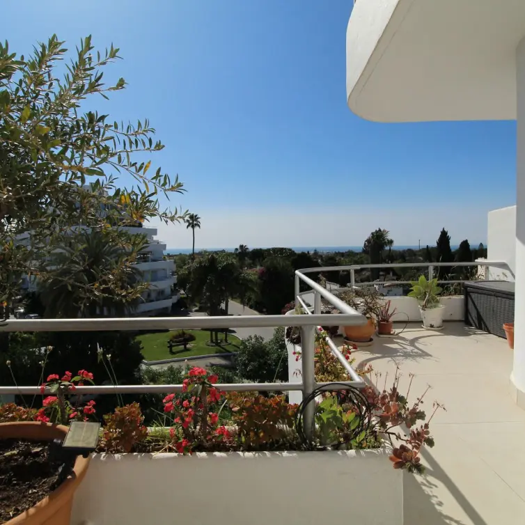 Sale of middle floor apartment in Guadalmina Alta