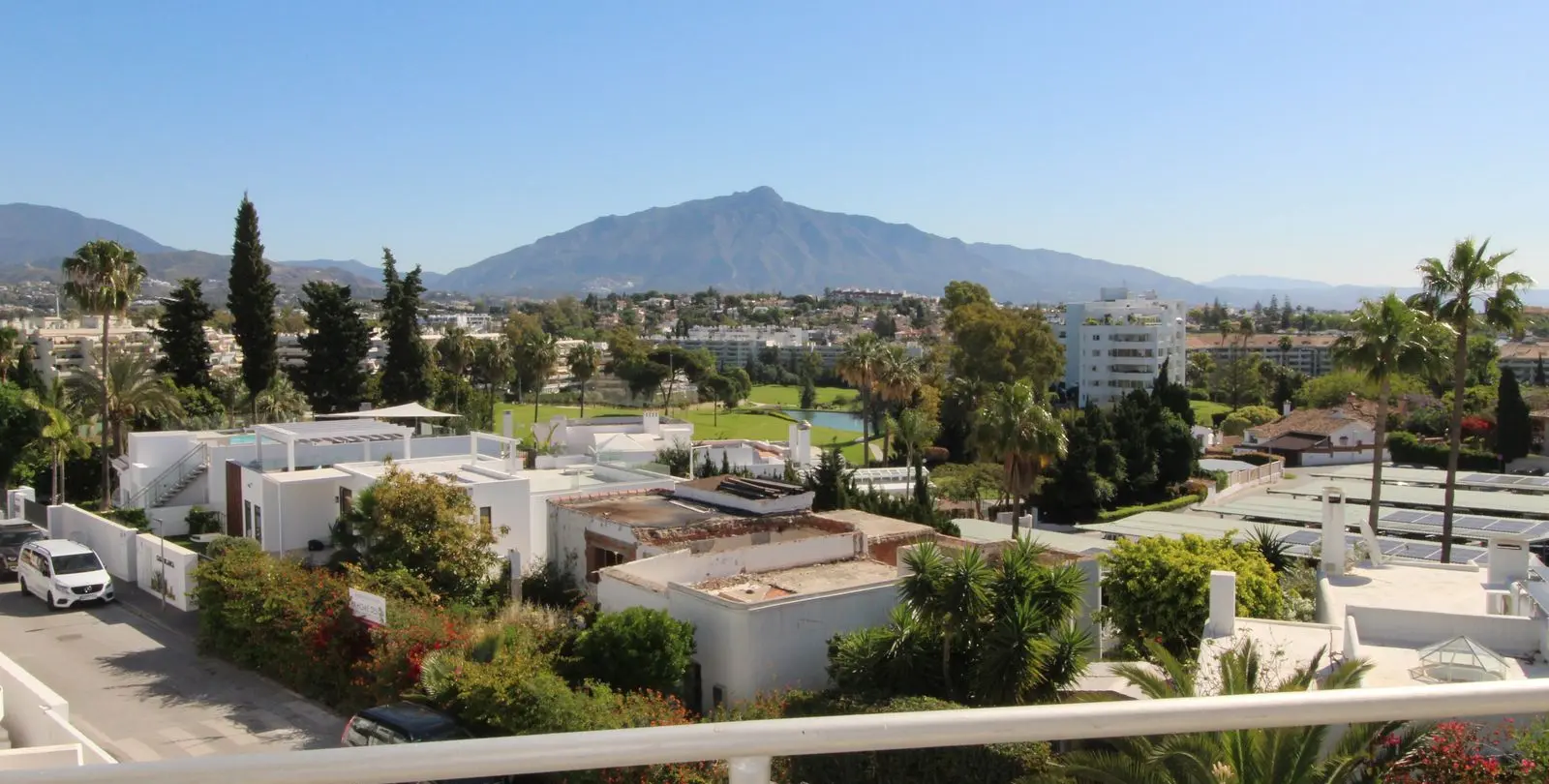 Продажа апартаментов на среднем этаже в Guadalmina Alta 23