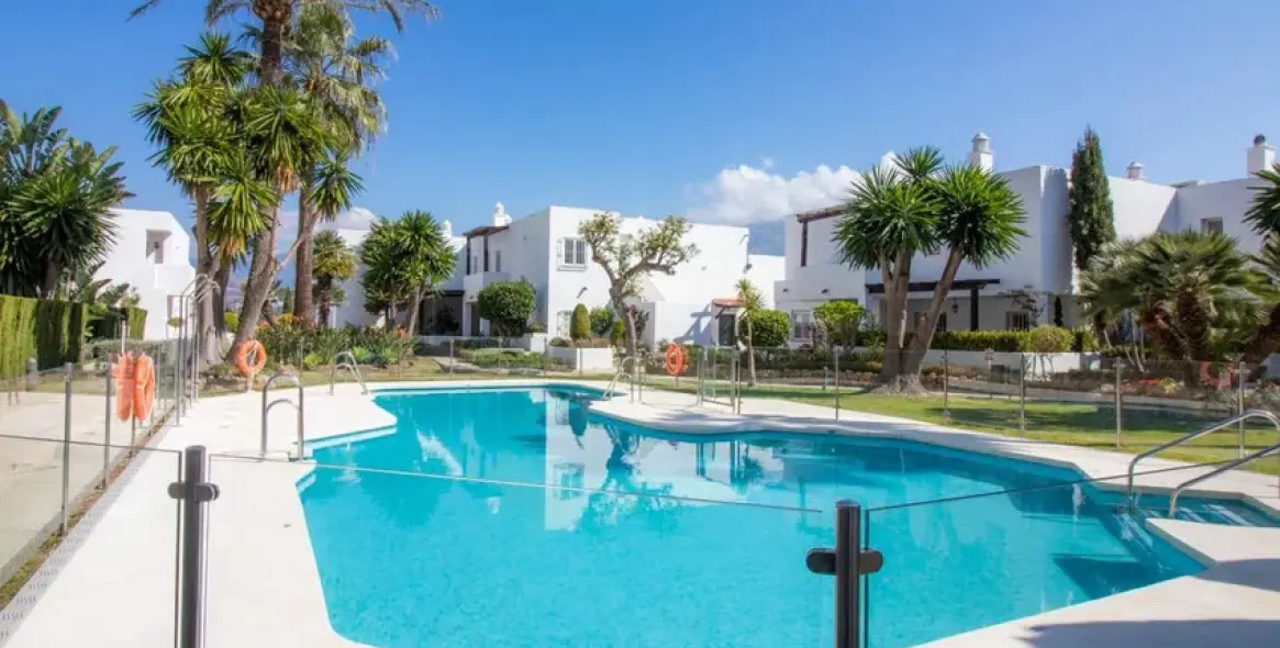 Sale of middle floor apartment in Nueva Andalucía 26