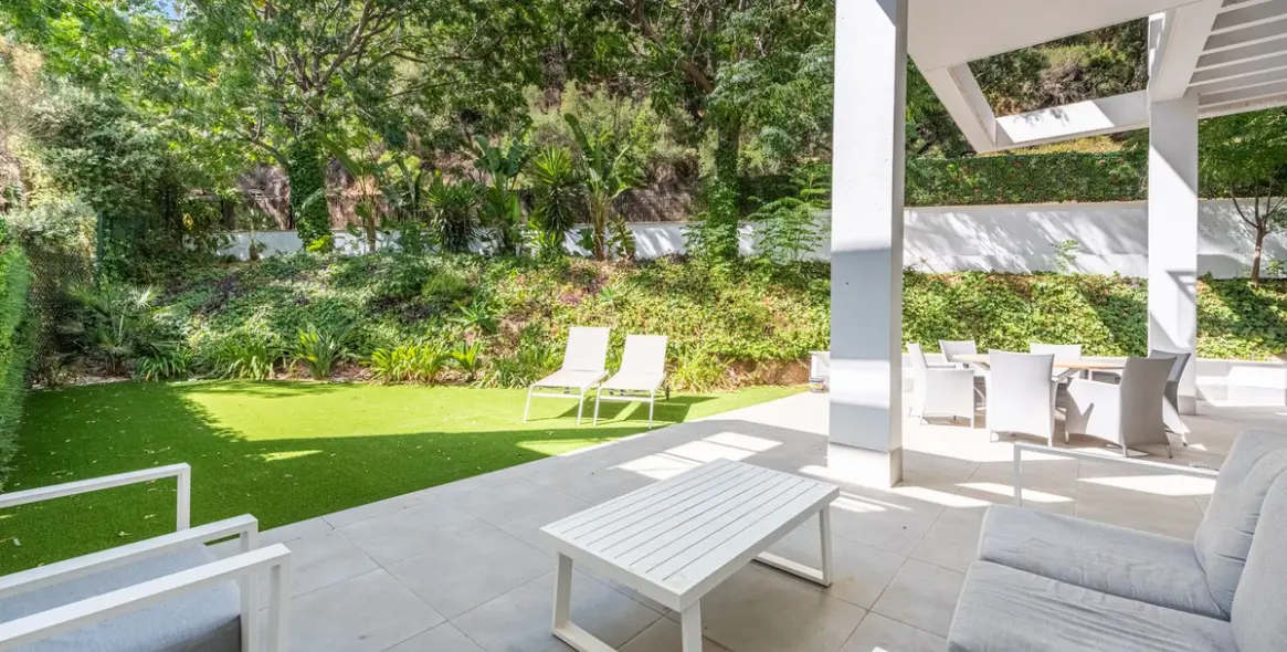 Sale of ground floor apartment in Benahavís 2