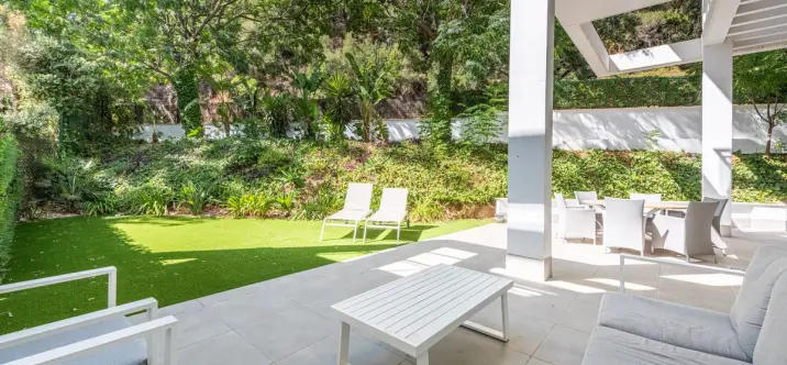 Sale of ground floor apartment in Benahavís 1