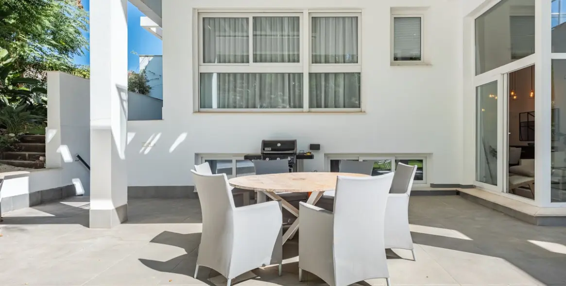 Sale of ground floor apartment in Benahavís 10