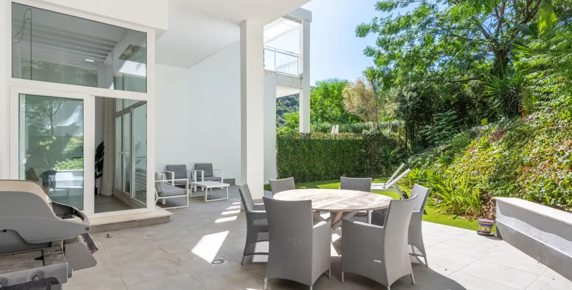 Sale of ground floor apartment in Benahavís 11