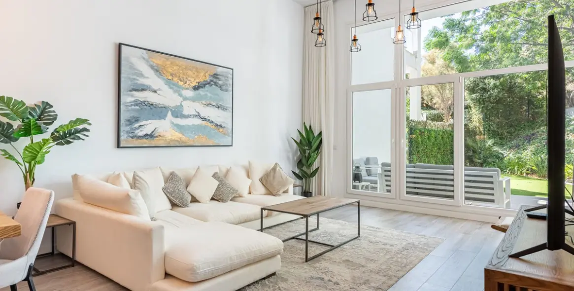 Sale of ground floor apartment in Benahavís 12