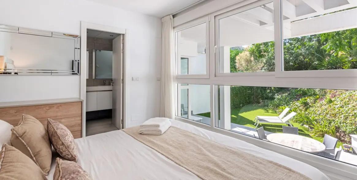 Sale of ground floor apartment in Benahavís 20
