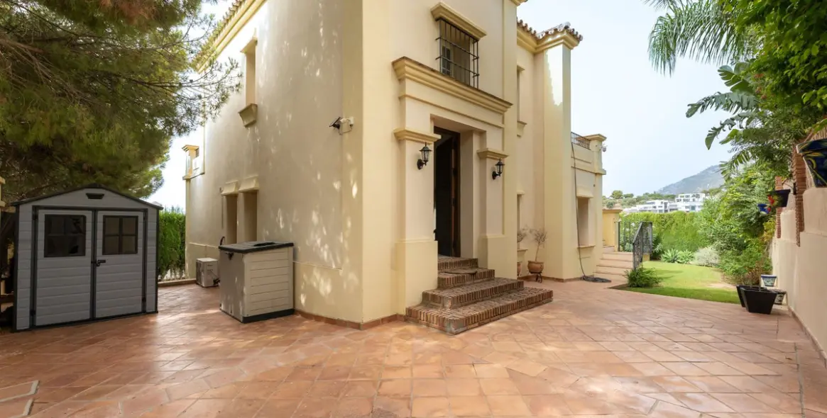 Продажа  отдельно стоящей виллы в Mijas 2