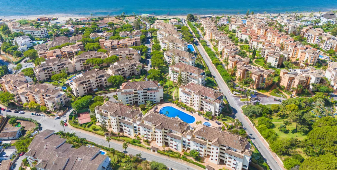 Sale of middle floor apartment in Elviria 1