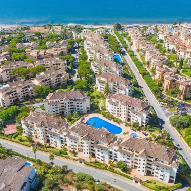 Sale of middle floor apartment in Elviria