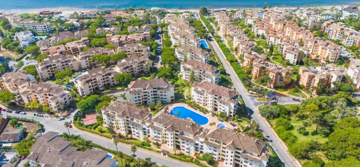 Sale of middle floor apartment in Elviria 0