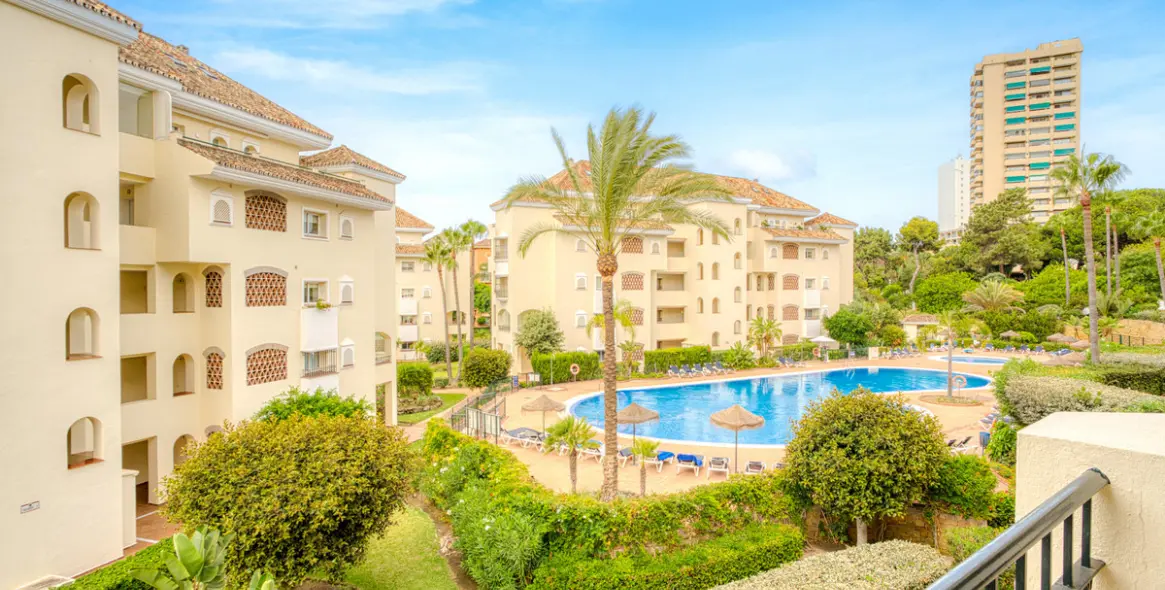 Sale of middle floor apartment in Elviria 2