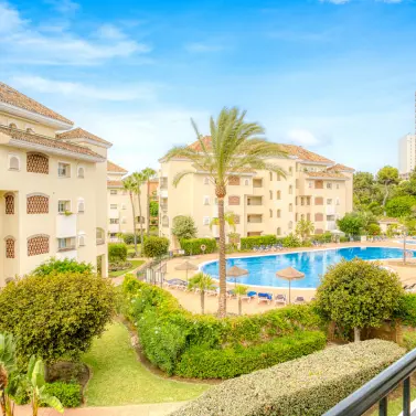 Sale of middle floor apartment in Elviria