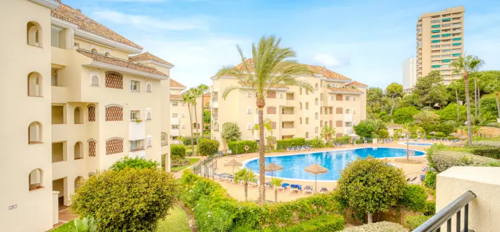 Sale of middle floor apartment in Elviria 1