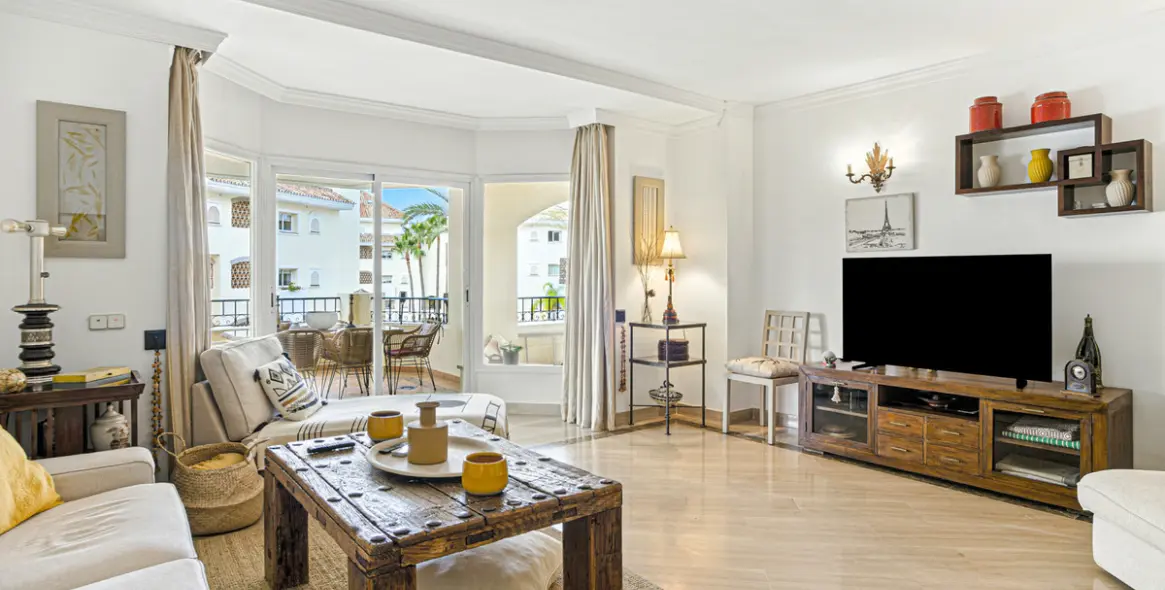 Sale of middle floor apartment in Elviria 3