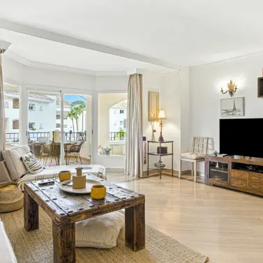 Sale of middle floor apartment in Elviria