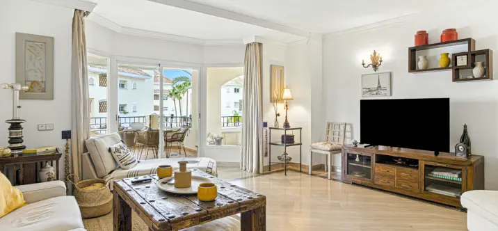 Sale of middle floor apartment in Elviria 2