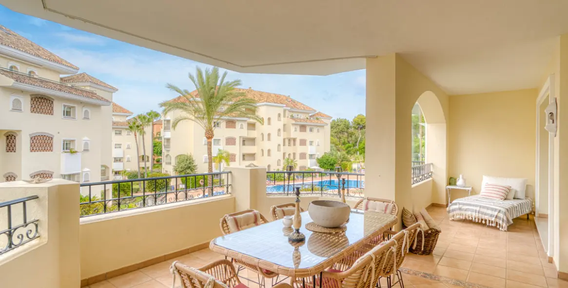 Sale of middle floor apartment in Elviria 4