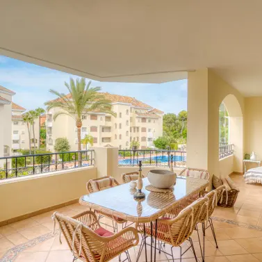 Sale of middle floor apartment in Elviria