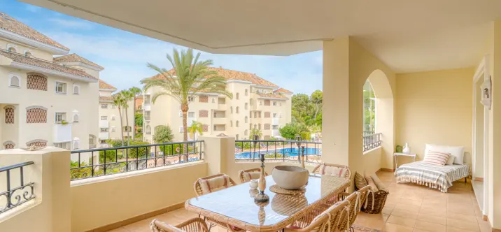 Sale of middle floor apartment in Elviria 3