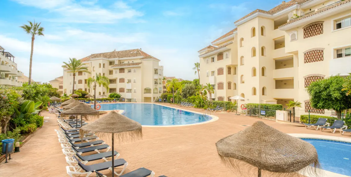 Sale of middle floor apartment in Elviria 6