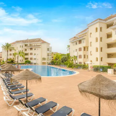 Sale of middle floor apartment in Elviria