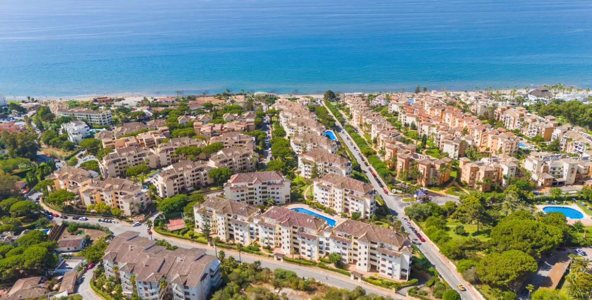 Sale of middle floor apartment in Elviria 7