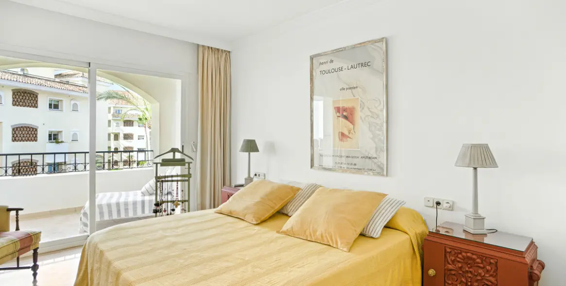 Sale of middle floor apartment in Elviria 8