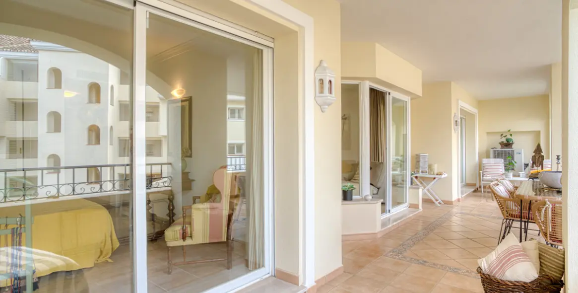 Sale of middle floor apartment in Elviria 9