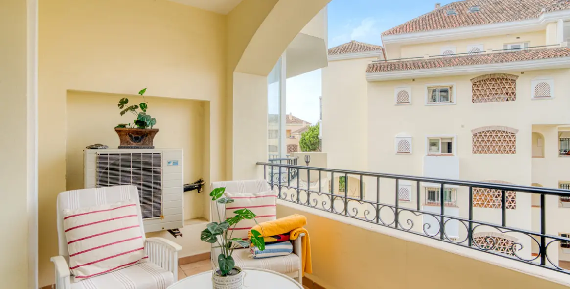 Sale of middle floor apartment in Elviria 11