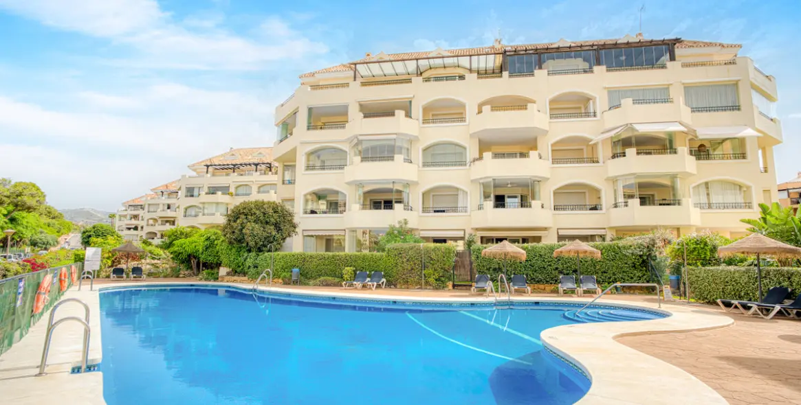Sale of middle floor apartment in Elviria 12