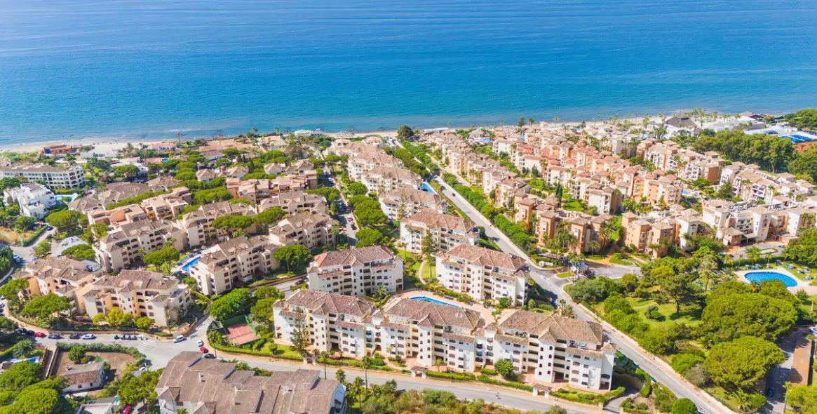 Sale of middle floor apartment in Elviria 13