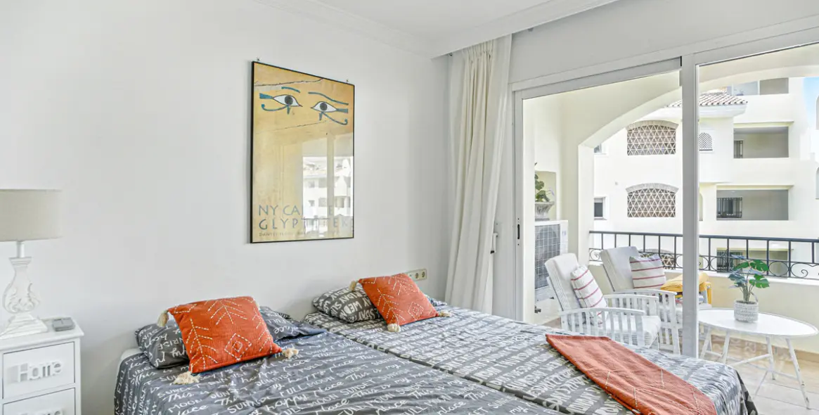 Sale of middle floor apartment in Elviria 14