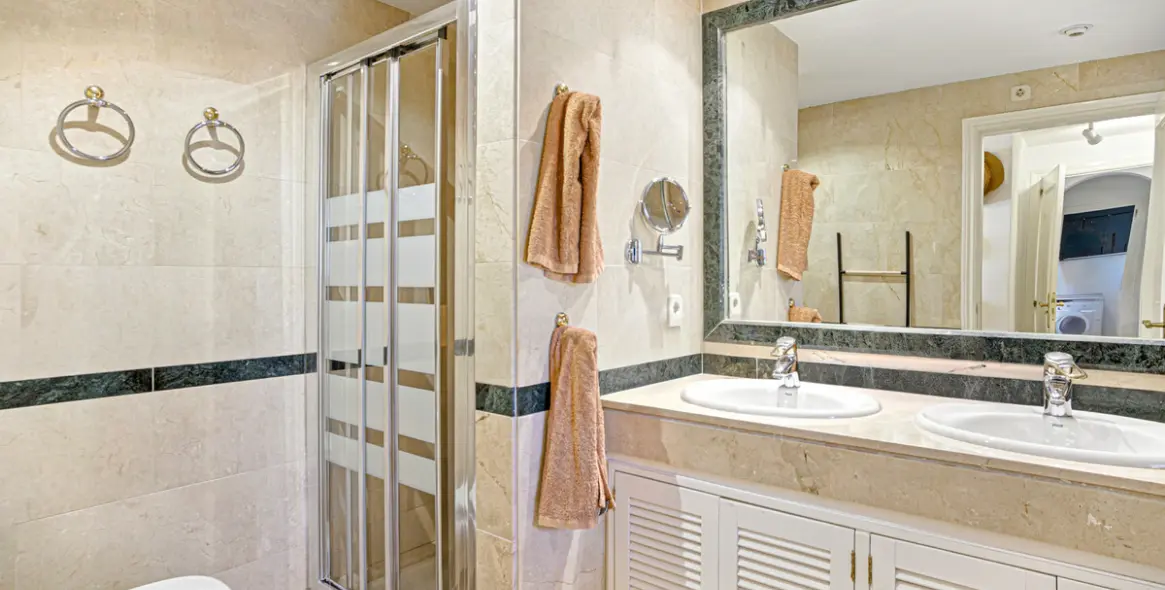 Sale of middle floor apartment in Elviria 16