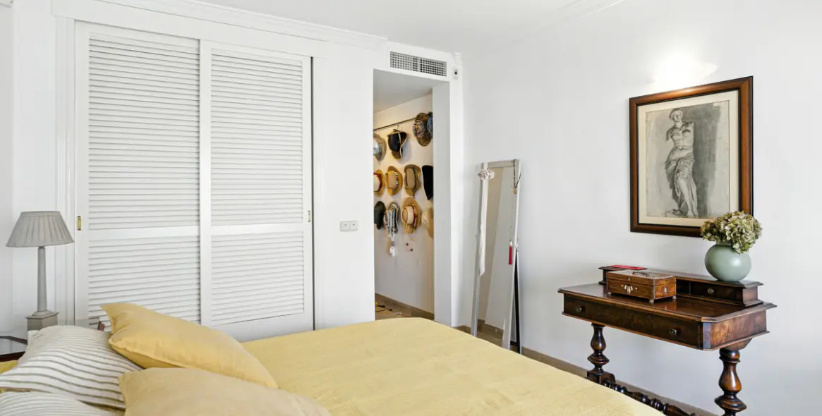 Sale of middle floor apartment in Elviria 17