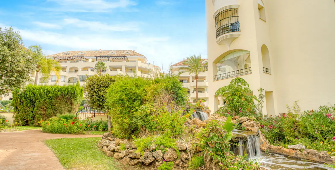 Sale of middle floor apartment in Elviria 18
