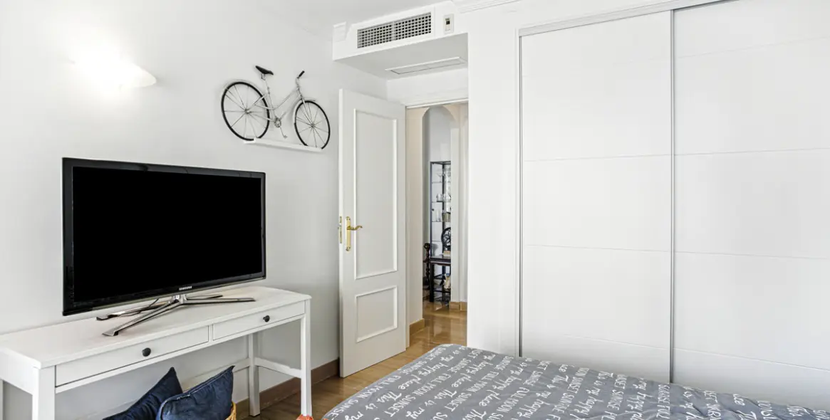 Sale of middle floor apartment in Elviria 19