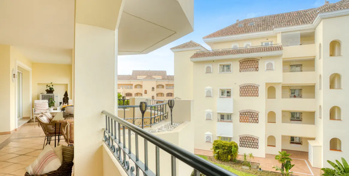 Sale of middle floor apartment in Elviria 20