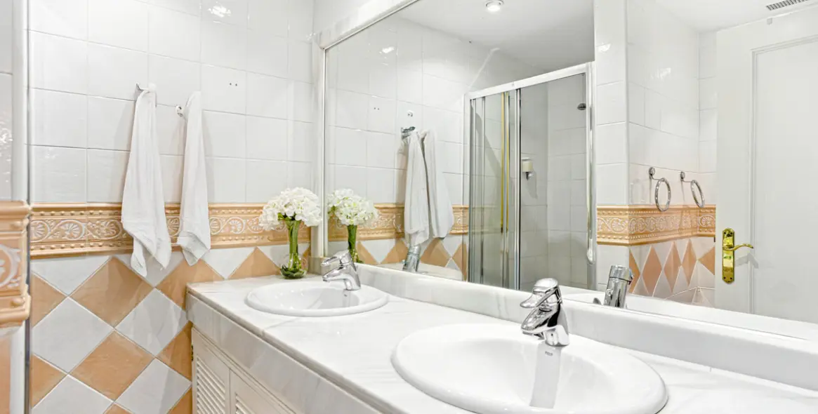 Sale of middle floor apartment in Elviria 21