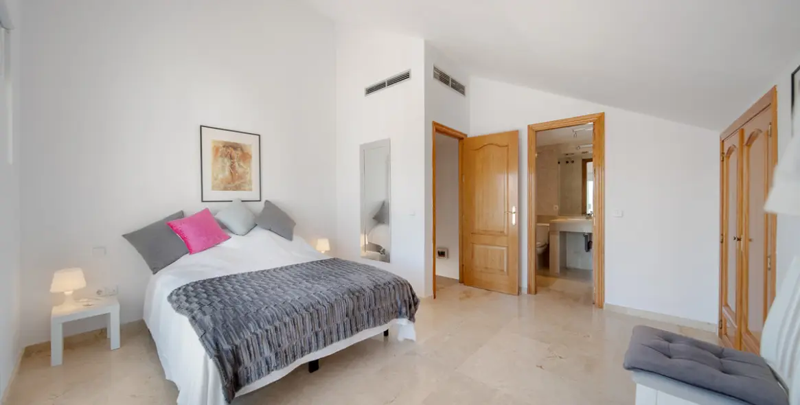 Sale of penthouse duplex in Nueva Andalucía 8