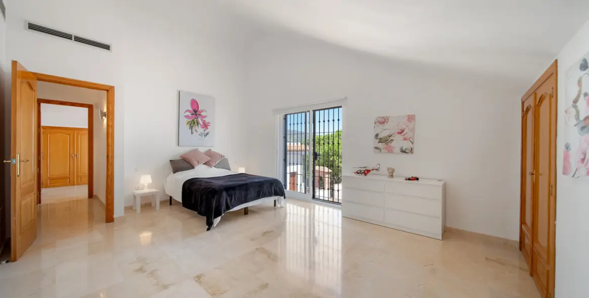 Sale of penthouse duplex in Nueva Andalucía 11