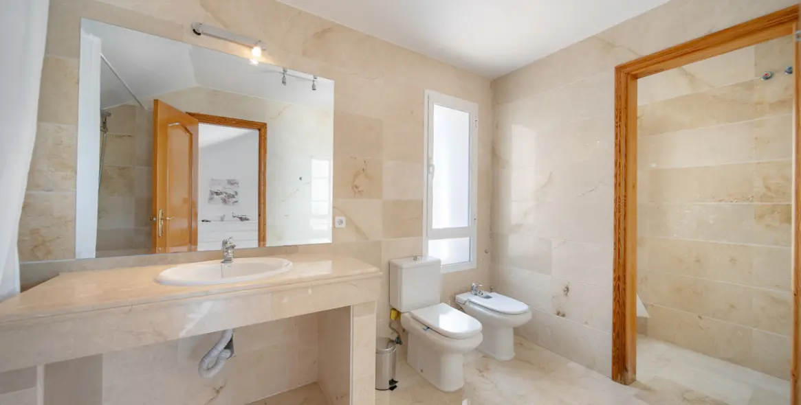 Sale of penthouse duplex in Nueva Andalucía 13