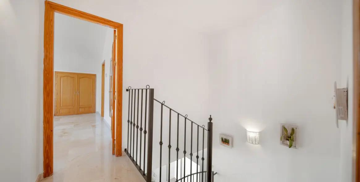 Sale of penthouse duplex in Nueva Andalucía 16