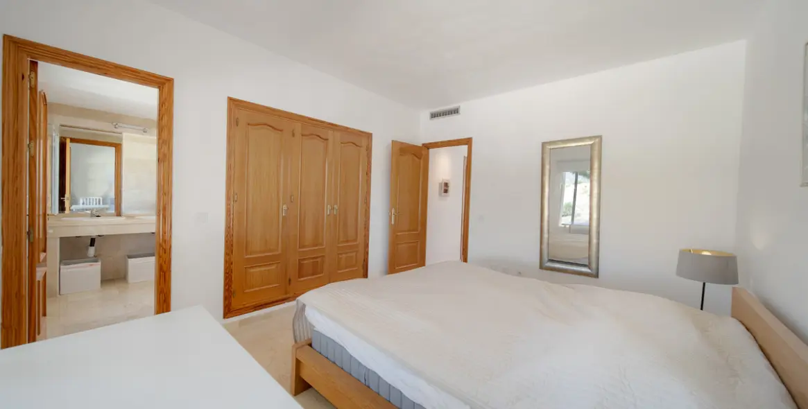 Sale of penthouse duplex in Nueva Andalucía 18